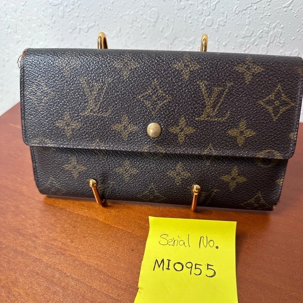 AUTHENTIC LOUIS VUITTON MONOGRAM SARAH WALLET MI0955